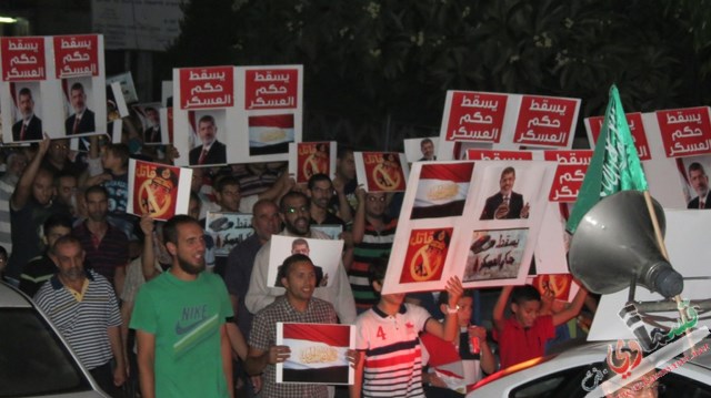 المئات من انصار الحركة الاسلامية في الطيبة يتظاهرون ضد ارتكاب المجازر في مصر 